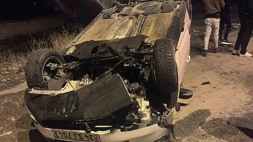 Patnos'ta kontrolden çıkan otomobil kaldırıma savruldu