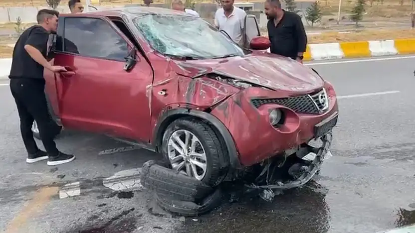 Patnos'ta kuralsız sollama faciaya yol açtı: Araç takla attı!