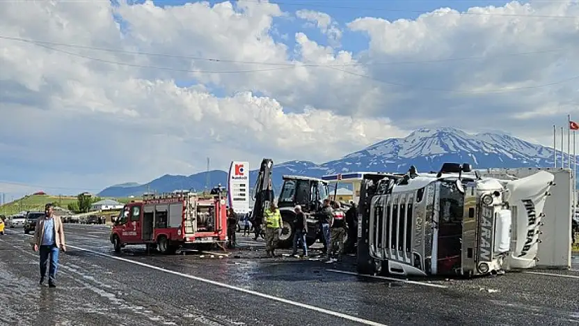 Patnos'ta motosikletin üzerine devrilen tırda 2 kişi yaşamını yitirdi