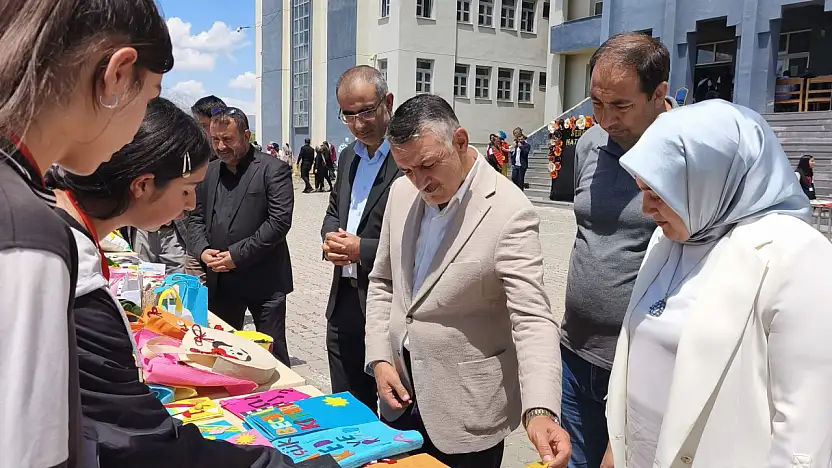 Patnos'ta öğrencilerin eserleri yıl sonu sergisinde beğeniye sunuldu