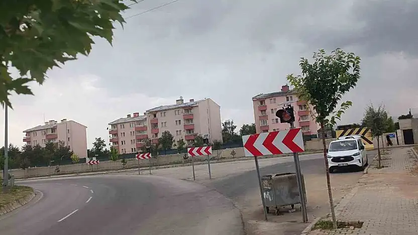 Patnos'ta riskli kavşaklara yeni önlem: Levhalara flaşör takıldı