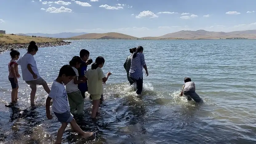 Patnos'ta tehlikeli serinlik: Çocuklar baraj sularına akın etti