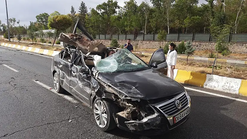 Patnos'ta tıra çarpan otomobilde büyük hasar: Sürücü yaralı