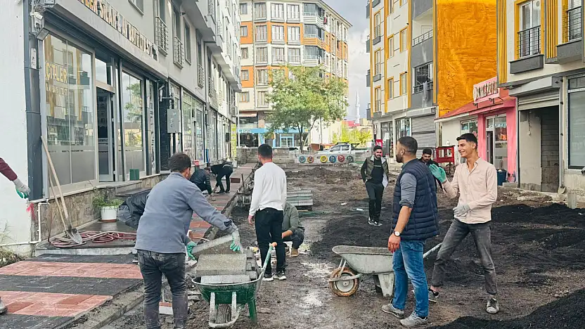 Patnos'ta yol çalışması öncesi kaldırımlar yenileniyor