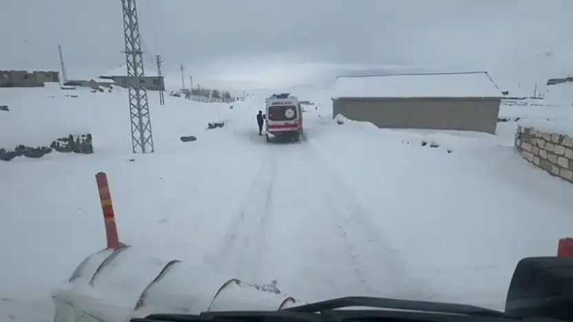 Patnos'ta zorlu şartlar hasta sevkine engel olamadı