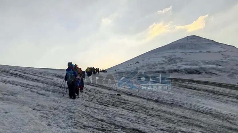 Romanyalı dağcılar, Ağrı Dağı'nda zirveye ulaştı