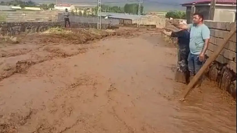 Sağanak Doğubayazıt'ı vurdu: Köy yolları sele teslim oldu