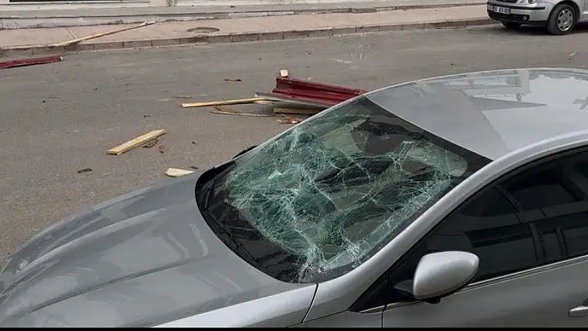 Şiddetli rüzgar Patnos'ta hasara yol açtı, panik anları yaşandı