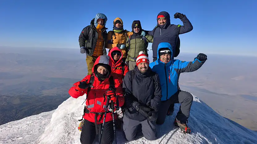 Sivaslı dağcılar Ağrı Dağı'nın zirvesine ulaştı