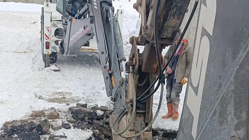Soğuk havaya rağmen su ve kanal hatlarındaki arızalar gideriliyor