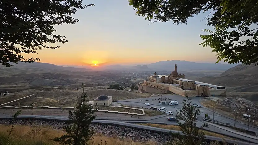 Tarihi sarayda güneşle gelen görsel şölen