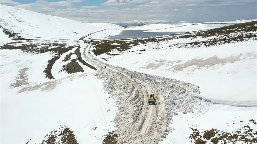 Taşlıçay'da baharın gelişiyle ekipler, dozer boyunu aşan karı aşıyor