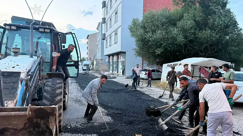 Taşlıçay'da doğalgaz sonrası bozulan yollar yenileniyor