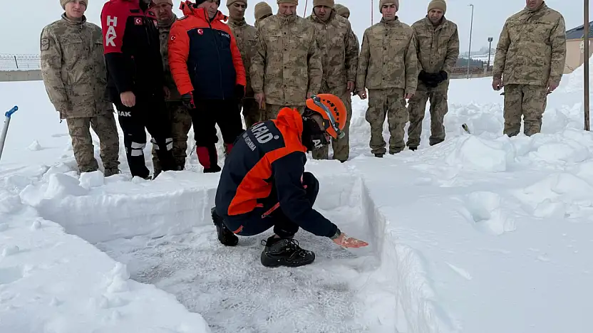 Taşlıçay'da jandarmaya çığ farkındalık eğitimi verildi