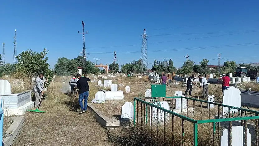 Taşlıçay'da mezarlıklarda kapsamlı temizlik çalışması