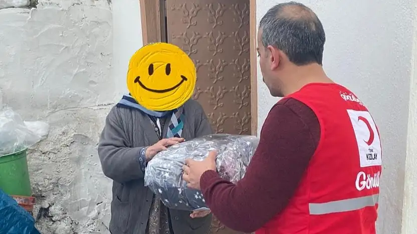 Taşlıçay'da soğuk havada battaniye desteği yüzleri güldürdü