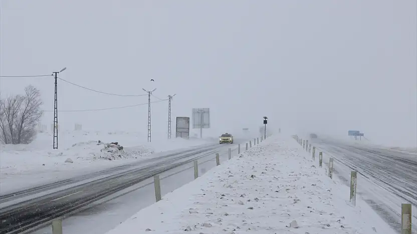 Taşlıçay'da tipi ulaşımı vurdu, sürücüler tesislere sığındı