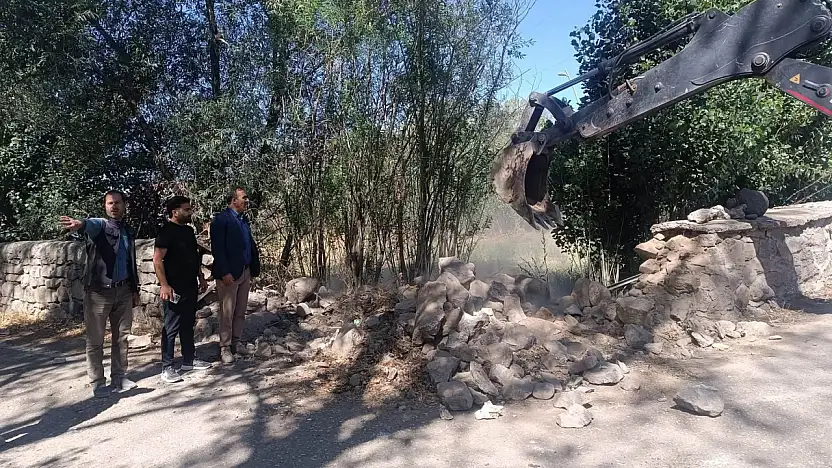 Taşlıçay'da yol genişletme çalışmaları Başkan Budak'ın bahçesinden başladı