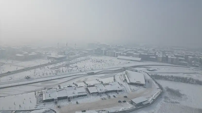 Taşlıçay Deresi'nin yüzeyi dondu, Ağrı'da soğuk hava hüküm sürdü