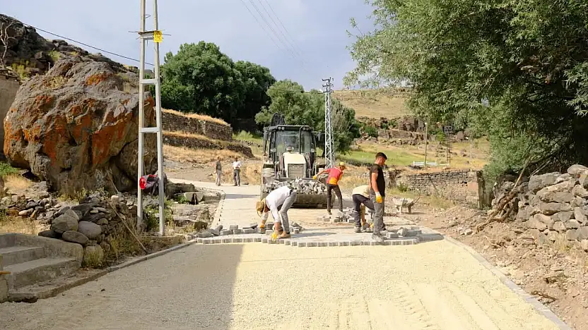 Taşlıçay'ın köylerinde 3 bin metrekarelik parke çalışması tamamlandı