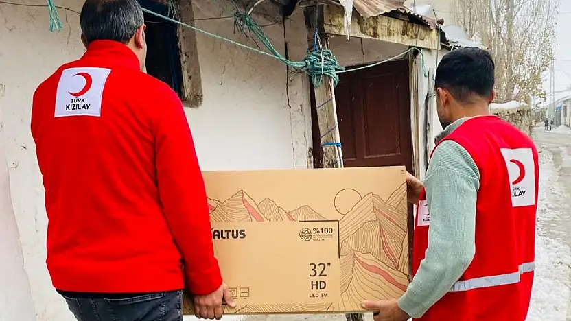 Taşlıçay Kızılay gönüllüleri bağış televizyonunu Sofi Amca'ya ulaştırdı