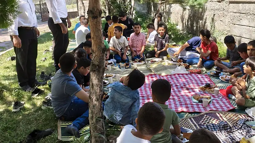 Taşlıçay Müftüsü Yusuf Özmen yaz Kur'an kursu öğrencileriyle kahvaltıda buluştu