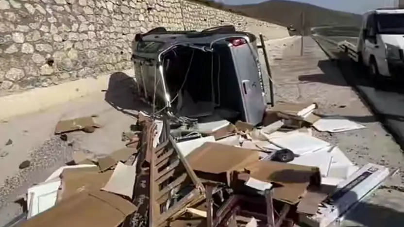 Tendürek Geçidi'nde korkutan kaza: Araç yan yattı