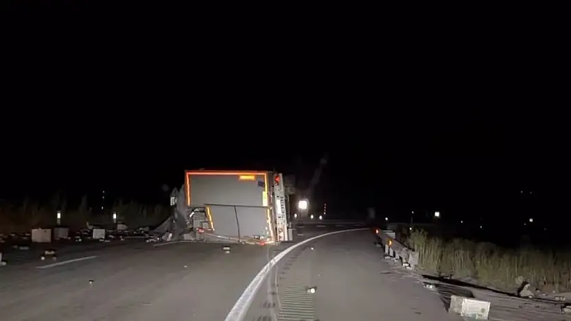 Tendürek Geçidi'nde tır devrildi, sürücü yaralandı