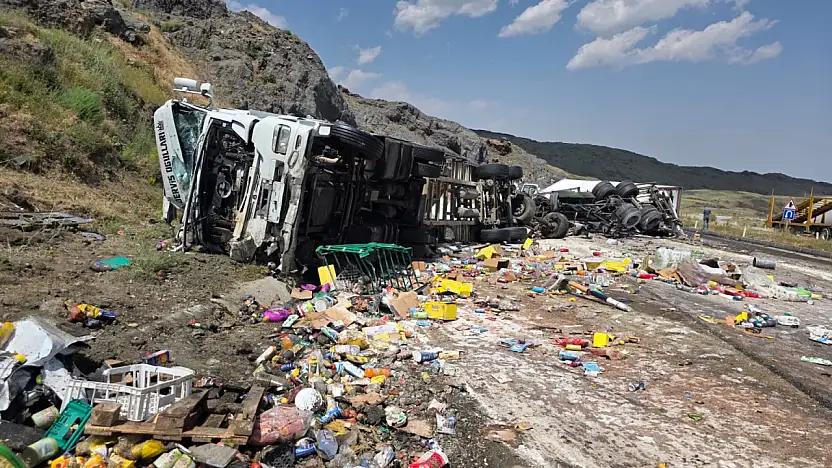 Tendürek'te iki tırın karıştığı kaza sonrası yol savaş alanına döndü