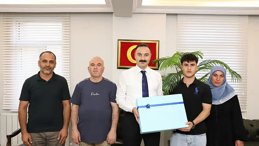 Tıp fakültesini kazanan öğrenciye Kaymakam Ayvat'tan anlamlı destek
