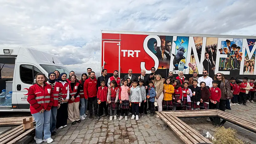 TRT Sinema Tırı İshak Paşa Sarayı'nda çocuklarla buluştu