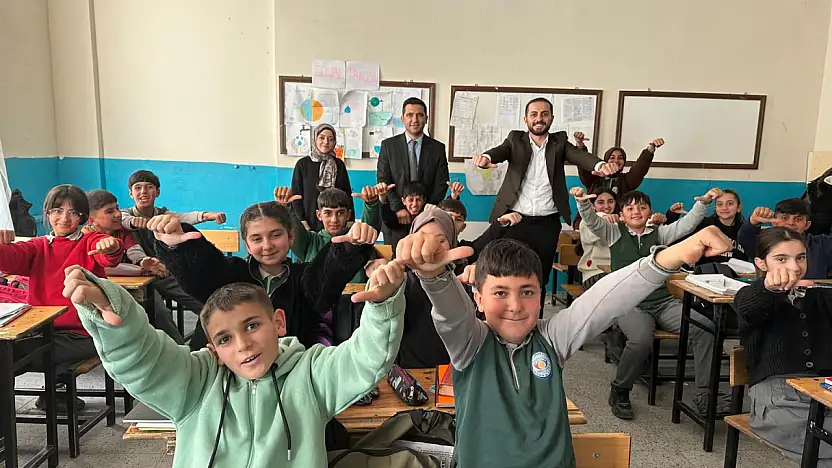 TÜGVA Ağrı İl Temsilciliği, öğrencilere kitap okuma alışkanlığını aşılıyor