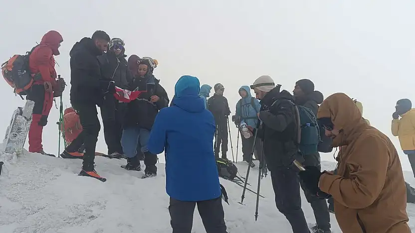 Türk, Faslı ve Polonyalı dağcılar Ağrı Dağı'nın zirvesine ulaştı