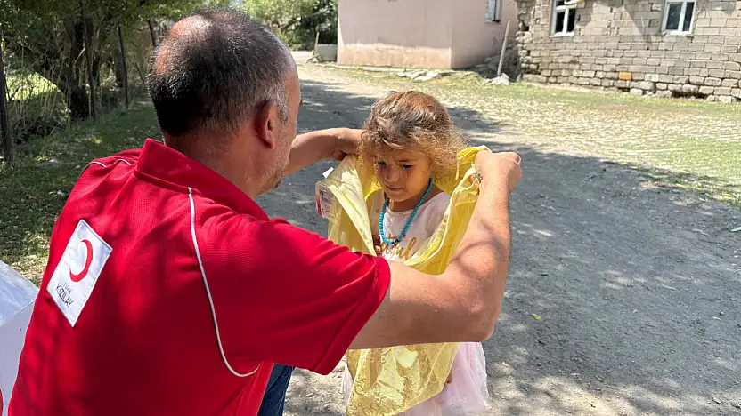 Türk Kızılay Ağrı'dan köy çocuklarına kıyafet desteği