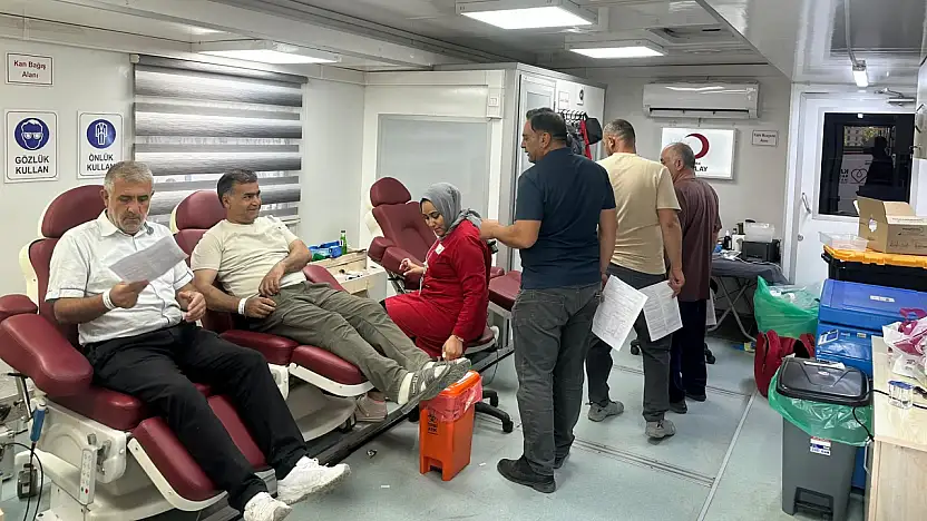 Türk Kızılay'ın kan bağış tırı Doğubayazıt'ta vatandaşları bekliyor