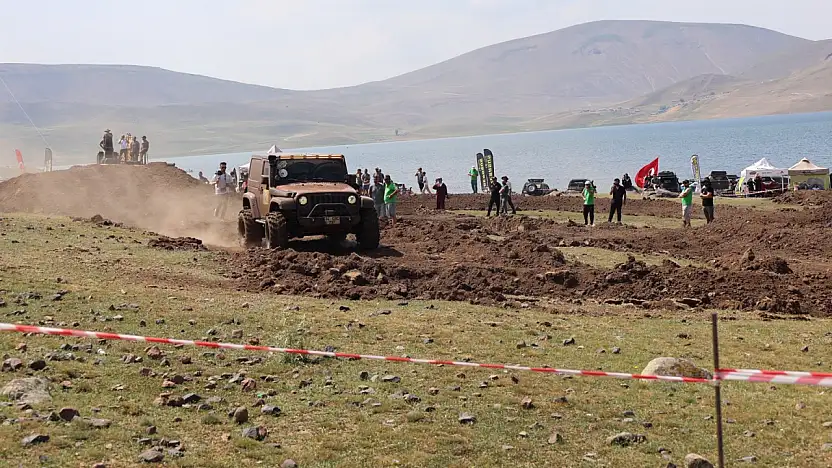 Türkiye'nin en yüksek gölü ilk kez off-road heyecanına ev sahipliği yaptı
