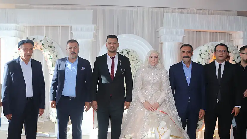 Tutak Belediye Başkanı Fevzi Sayan, genç çiftin nişan yüzüklerini taktı