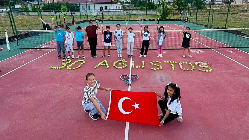 Tutak'ta 30 Ağustos coşkusu tenis kortlarına taşındı