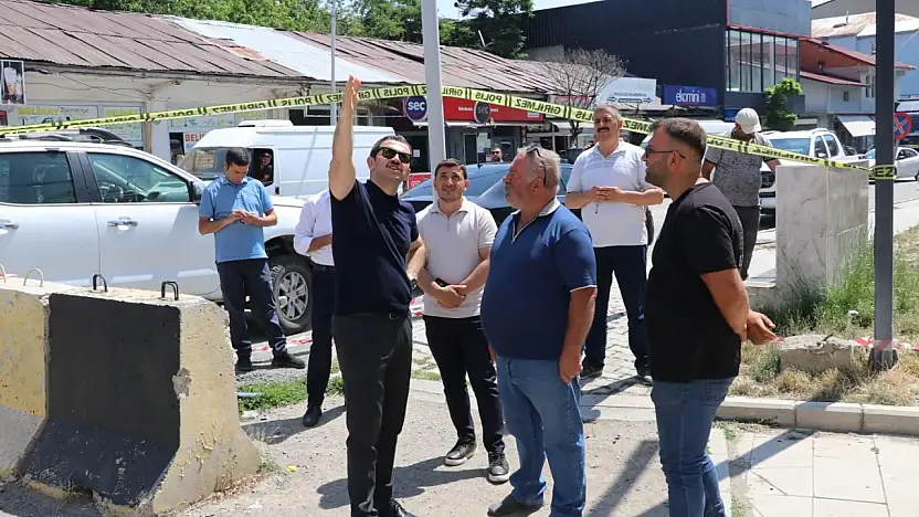 Tutak'ta eski Hükümet Konağı'nın yıkım süreci yerinde incelendi