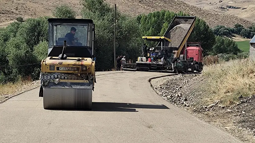 Tutak'ta iki köyün yolu daha sıcak asfaltla buluşuyor