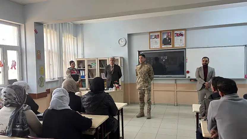 Tutak'ta kadınların güvenliği için KADES uygulaması velilere anlatıldı