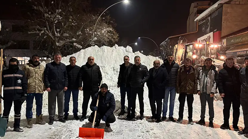 Tutak'ta karlı sokaklar gece gündüz temizleniyor