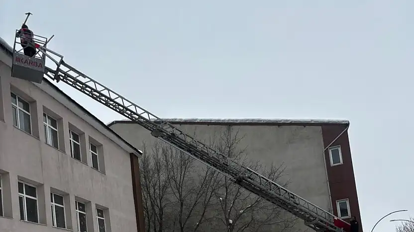 Tutak'ta okullar ikinci döneme hazır: Buzlar tek tek temizlendi