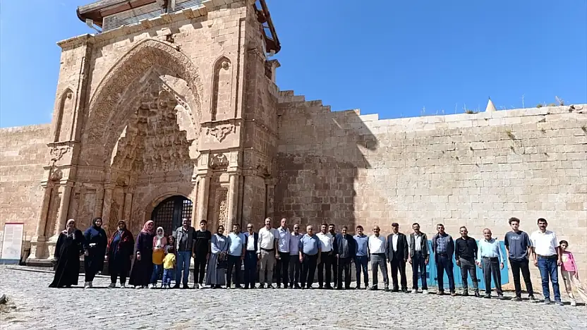 Tutaklı gaziler ve şehit aileleri tarihi mekanları keşfetti