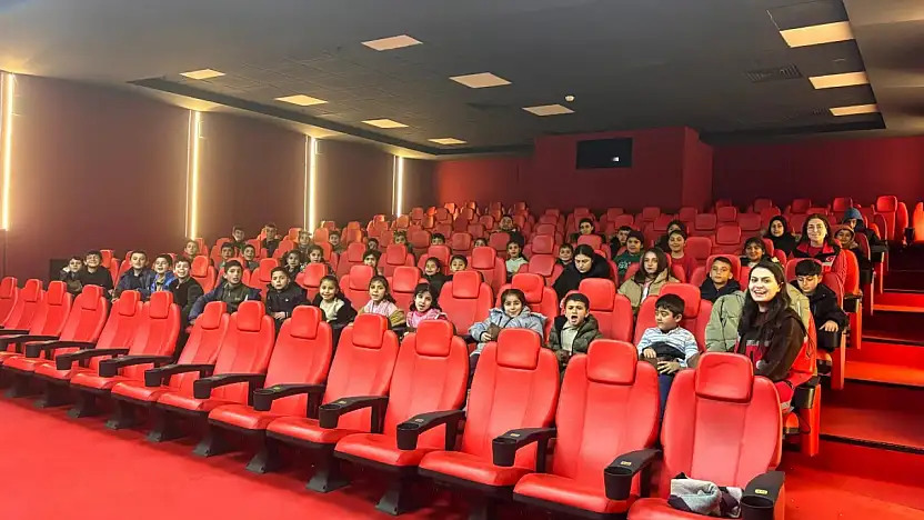 Tutaklı öğrenciler sinema salonunda buluştu