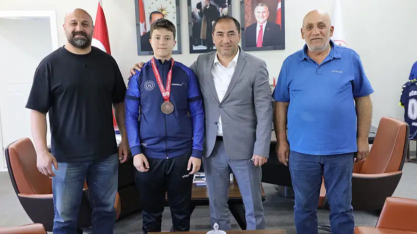 U15 Erkekler Türkiye Boks üçüncüsü Baver Yiğit Bayram İl Müdürü Ahmet Çelebi'yi ziyaret etti