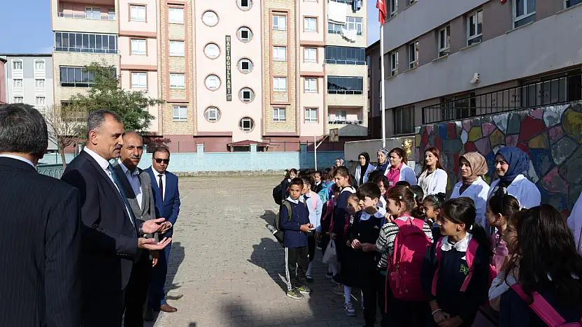 Vali Bozkurt 3 okulun güvenlik ve temizliği yerinde inceledi