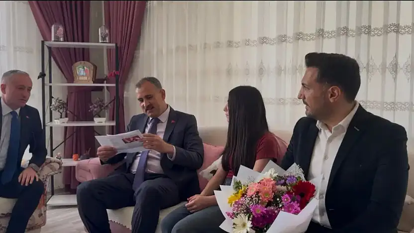 Vali Bozkurt, evde eğitim alan Elif Havva'nın karne sevincine ortak oldu