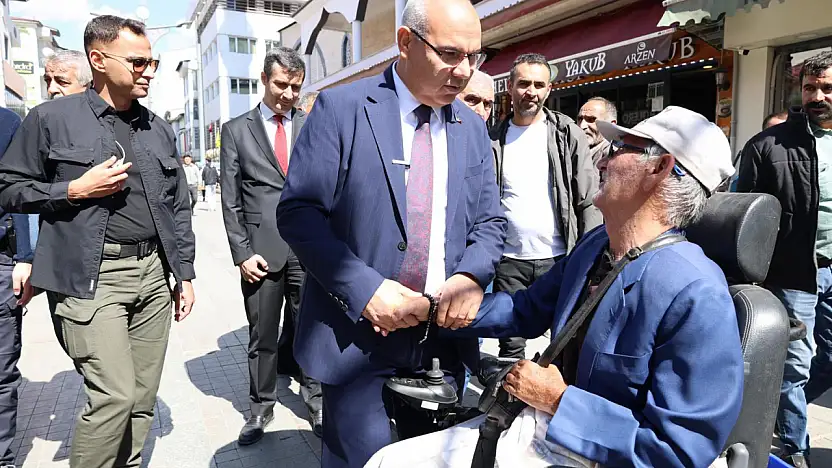 Vali Koç Cumhuriyet Caddesi'nde vatandaşlar ile sohbet etti