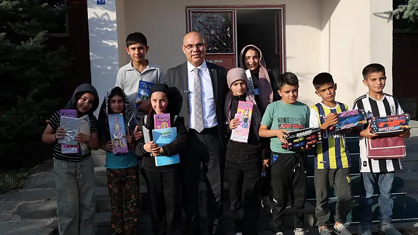 Vali Koç Dedeli'de çocuklarla buluştu, hediyelerle sevindirdi